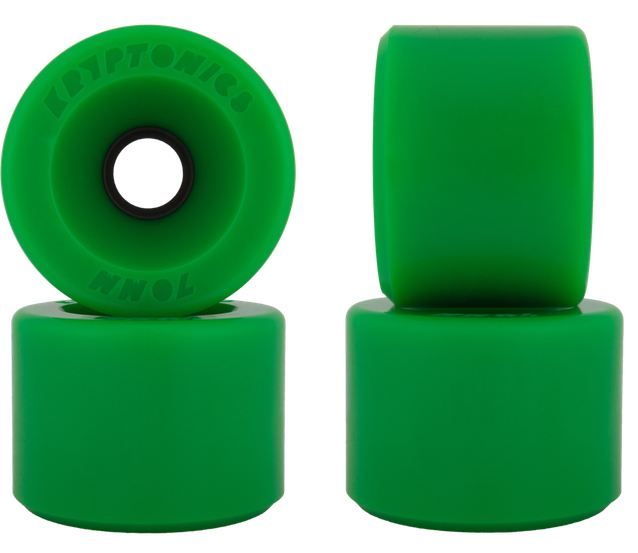 Kryptonics Star Trac 65 mm Green Tekerlek Seti 86A 1 Kryptonics Star Trac 70 mm Green Tekerlek Seti 86A yanında sticker paketi hediye. Sertlik 86A (Sert ve Hızlı): 86 A sertliği yani yeşil Kyrptonic ailesinin en sert üyesidir. Buna rağmen en kaliteli urethane birleşimi sayesinde yumuşak olan diğer Kyrptonic'ler kadar mükemmel bir kontrol hissi verir. Kyrptonics Tarihi: Kryptonics 1976 da kurulmuştur. Uzmanlık alanı longboard ve cruiser tekerlekleri olan firma bu alanlarda dünyanın en kaliteli ürünlerini üreten firma olarak kabul edilir. Kyrptonics'in bu başarısı kullanıcıya betonda dalga surf'ü hissini sonuna kadar yaşatmasından kaynaklanır.